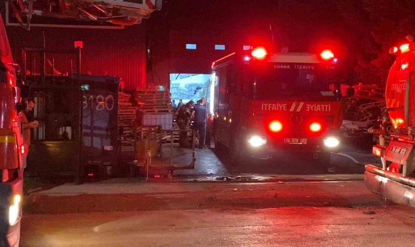 Bursa İnegöl'de fabrika çatısında çıkan alevler itfaiye tarafından hızla bastırıldı