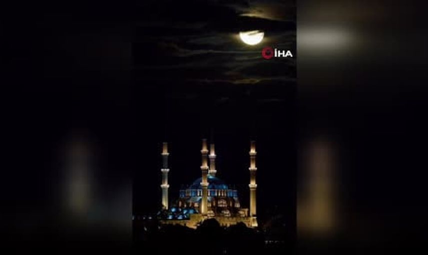 Selimiye Camii'nde parçalı dolunayın büyüleyici buluşması