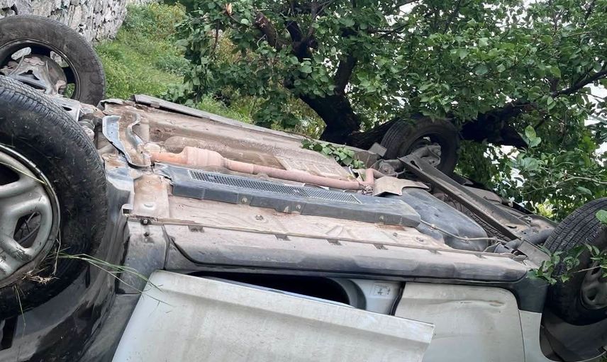 İskenderun'da Kavaklıoluk mevkiinde araç bahçeye uçtu, iki kişi yaralandı
