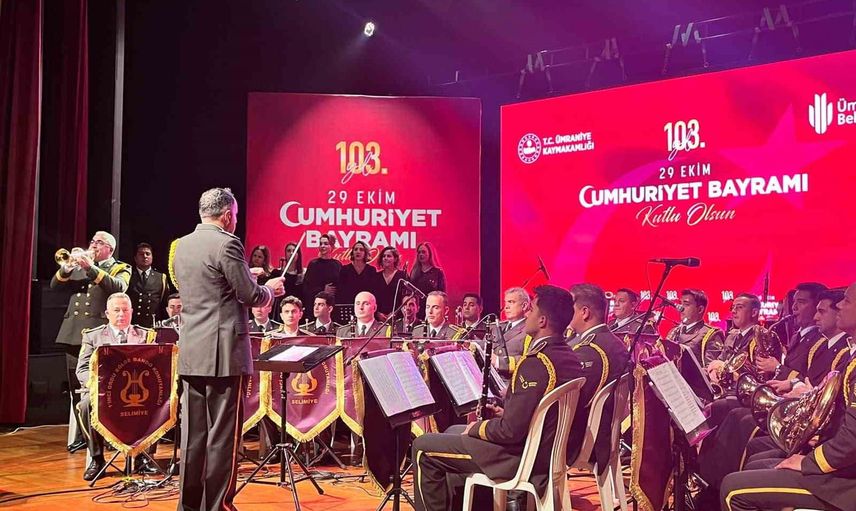 Ümraniye’de bando, marş ve sürprizlerle cumhuriyet coşkusu