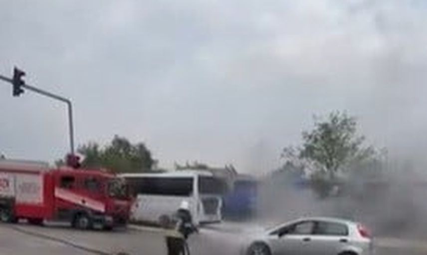 Motor kısmında alevlenen otomobil Tahir Şaşmaz Caddesi'nde itfaiyenin müdahalesiyle söndürüldü