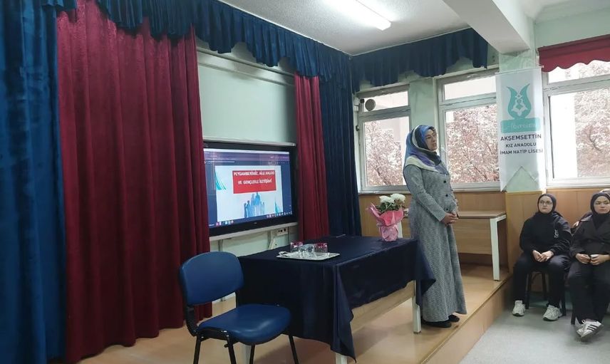 Kütahya Akşemsettin Kız Anadolu İmam Hatip Lisesi'nde peygamberimiz ve aile simgesi işlendi
