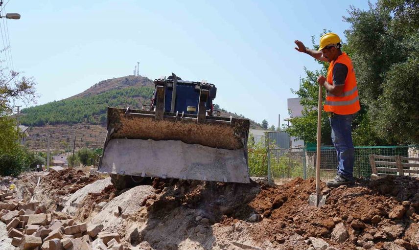 Yeşilova'da altyapı yenileniyor: MUSKİ 1.500 metrelik içme suyu hattı döşüyor