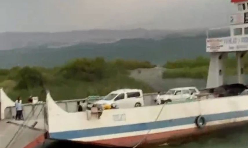 Şiddetli fırtına feribotun Şehit Fethi Sekin Feribot İskelesi'ne yanaşmasını engelledi