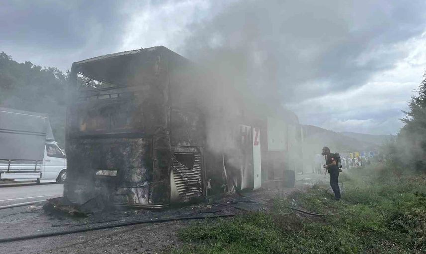 Yolcuların zamanında tahliyesi can kurtardı: Samsun Kavak'ta otobüs yangını