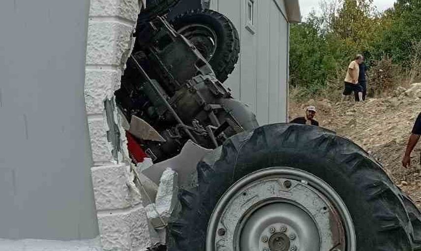 Sivas'ta park halindeki traktör evin duvarını yıktı, 8 yaşındaki çocuk yaralandı
