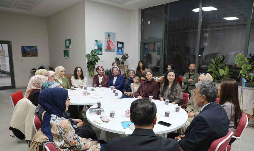 Okuyan öğretmenler Ağrı'da kitap sohbetleriyle bir araya geldi