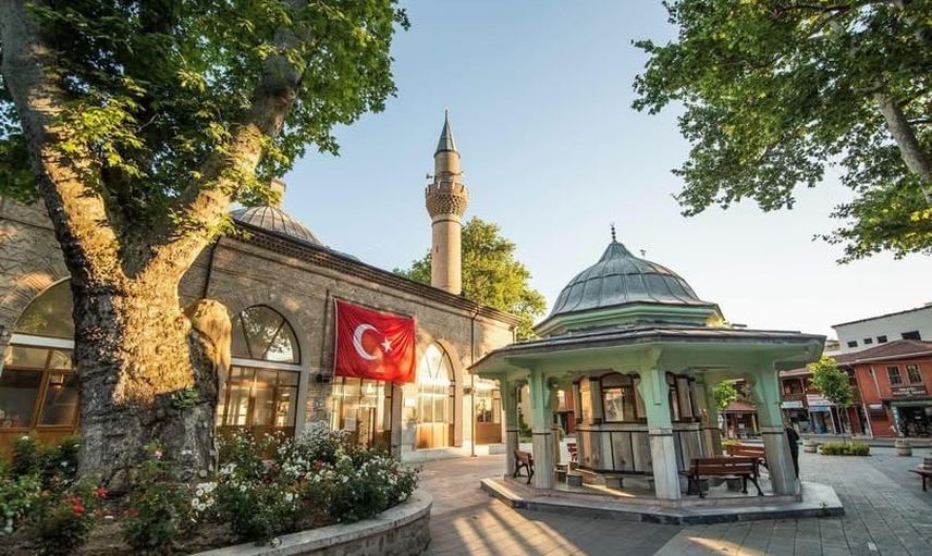 İnegöl'de mevlid kandilinde halkla helva paylaşımı