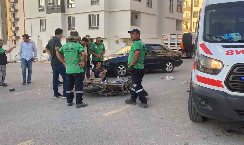 Erdemli'de kavşakta anlık çarpışma, kaza kameraya yansıdı