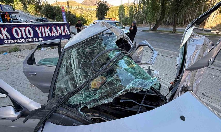Mamak'ta Doğukent kavşağında çarpışma: mikserle otomobil kaldırımda sürüklendi, beş yaralı