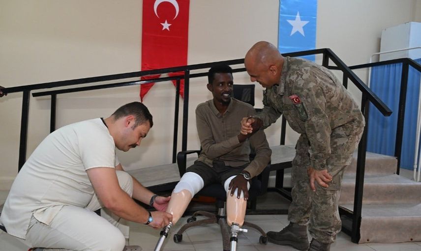 Somali ile dayanışma: hastanede 5 gaziye protez bacak desteği