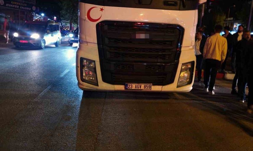 Kovancılar'da yeşil ışıkta ilerleyen kamyonun yaya çarpma anı kameraya takıldı
