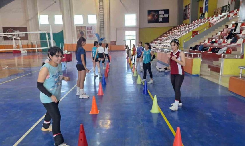 Bulanık’ta voleybol rüzgârı genç sporcular salonu doldurdu
