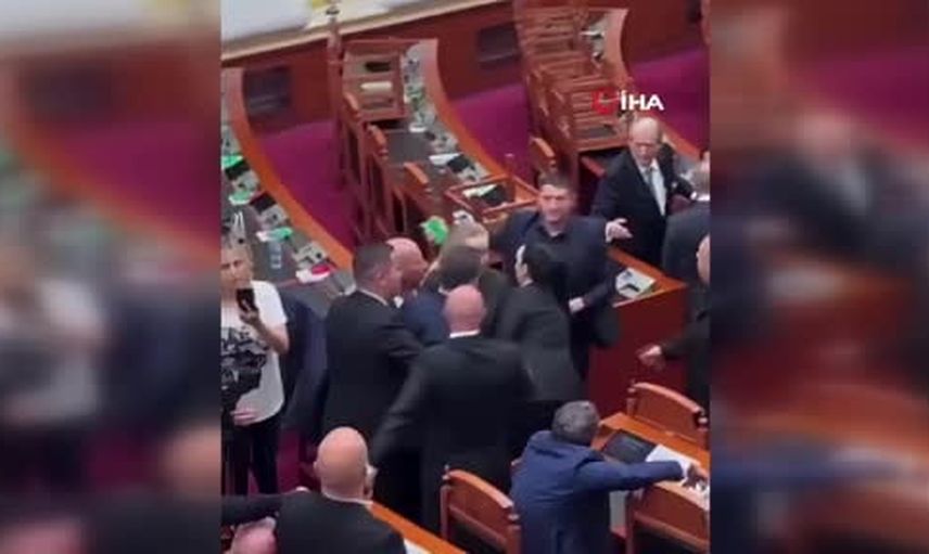 Parlamentoya sıçrayan sokak gerilimi milletvekilleri arasında arbede
