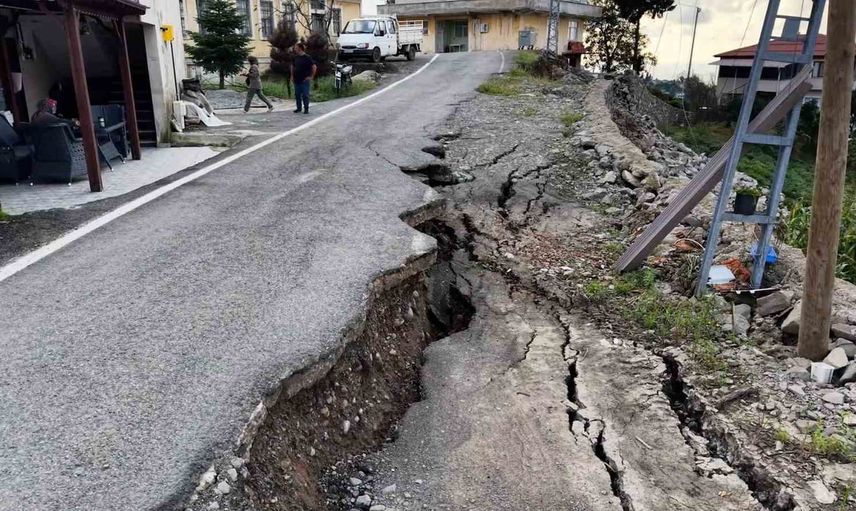 Fıçıtaşı'nda sel altyapıyı yıprattı, yol ortası yaklaşık 60 santimetre çöktü