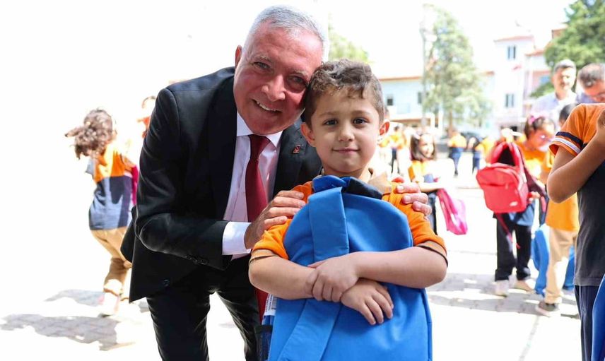 Başkan Kepenek eğitime destek verdi: Honaz'da öğrencilere çanta hediye edildi