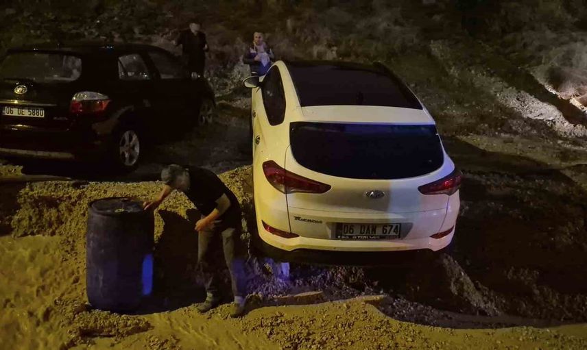 Keçiören'de sağanak sonrası yol çöktü: onlarca araç çukurda mahsur kaldı