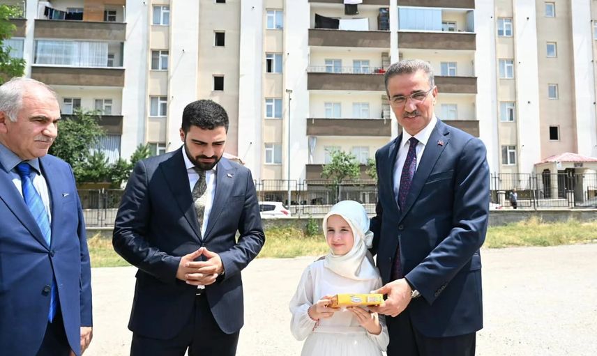 Vali Baruş TÜGVA yaz okulunda öğrencilerle eğitim ve sohbet etti