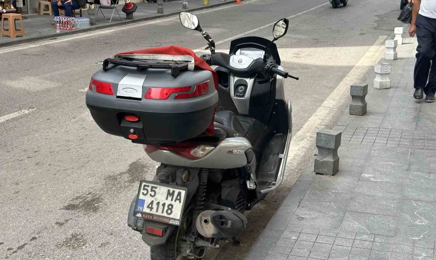 İlkadım'da caddeye çıkan hafif ticari araç motosiklete çarptı: sürücü yaralandı