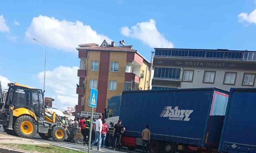 Kapaklı'da yaya geçidinde sıkışan 76 yaşındaki kadın vinç ve kompresörle çıkarıldı