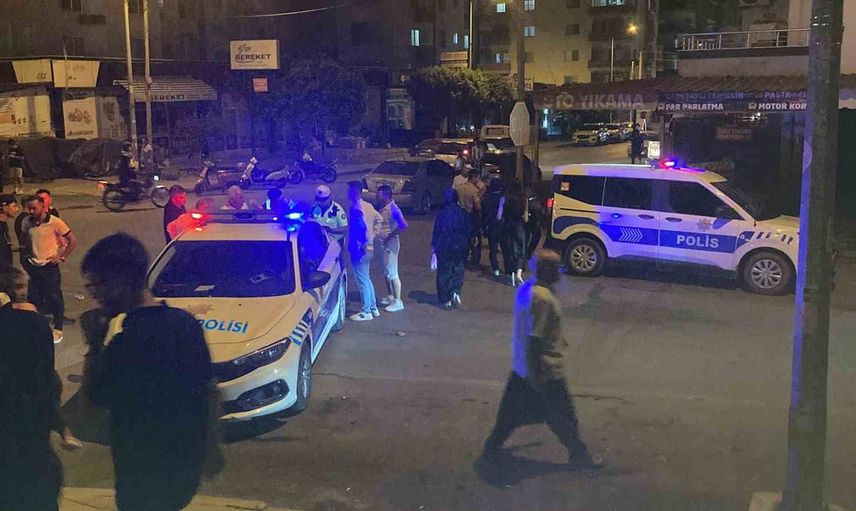 Kavşakta çarpışma kamerada: Mersin'de 3 kişi yaralandı