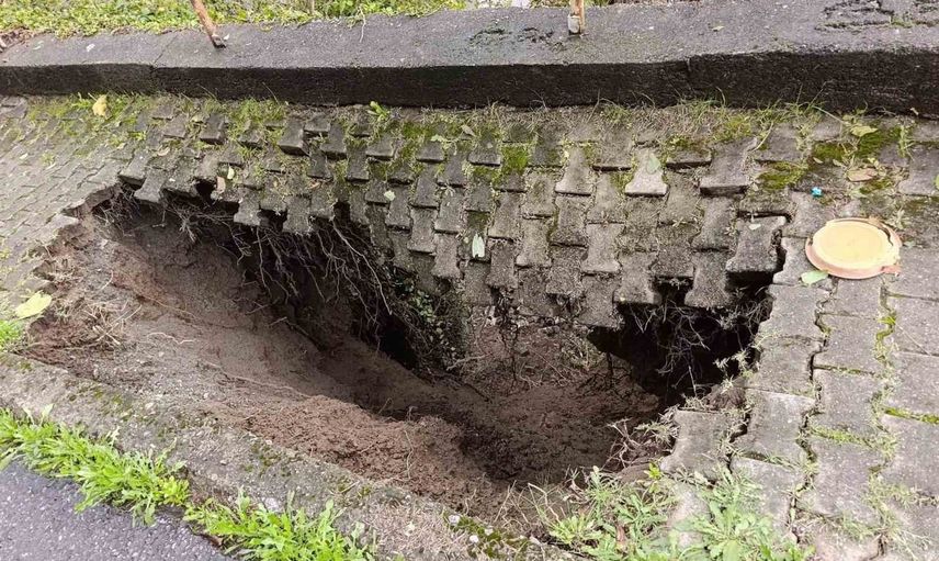 Ereğli'de kaldırım çökmesi mahalle sakinlerini tedirgin etti