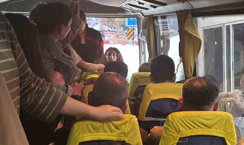 Bilecik'te tıka basa dolu midibüs yolcuları isyan ettirdi