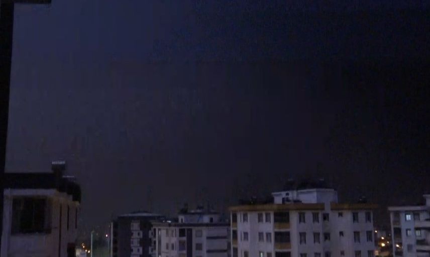 Akşam fırtınasında Kozan'ı aydınlatan yıldırım kamerada