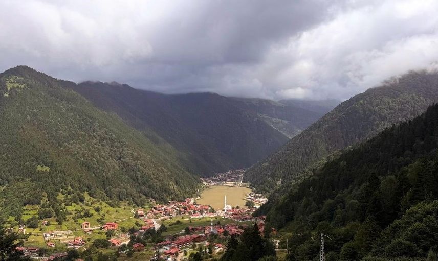 Uzungöl'ün mevsimlik tonu yağmurlarla kahverengiye evrildi
