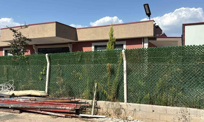 Yüreğir'de ofise ateş açıldı: duvarlara 11 kurşun isabet etti