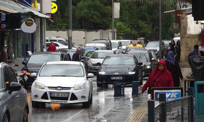 Kilis'te sabah sağanağı ve sis trafikte dikkat gerektirdi