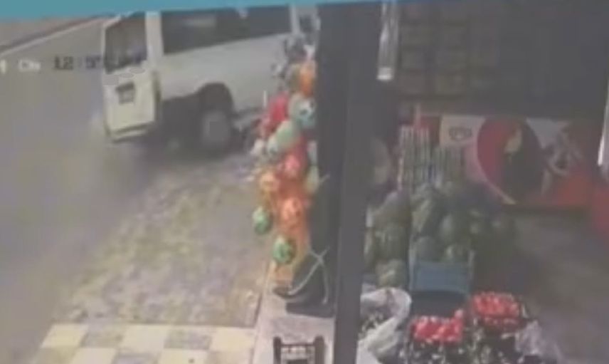 Fevzi Çakmak Mahallesi'nde direksiyon hakimiyetini kaybeden minibüs evin bahçesine devrildi