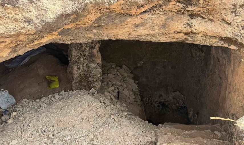 Yeşiloba yakınlarında mağarada kaçak kazı: 4 şüpheli jandarma tarafından suçüstü yakalandı