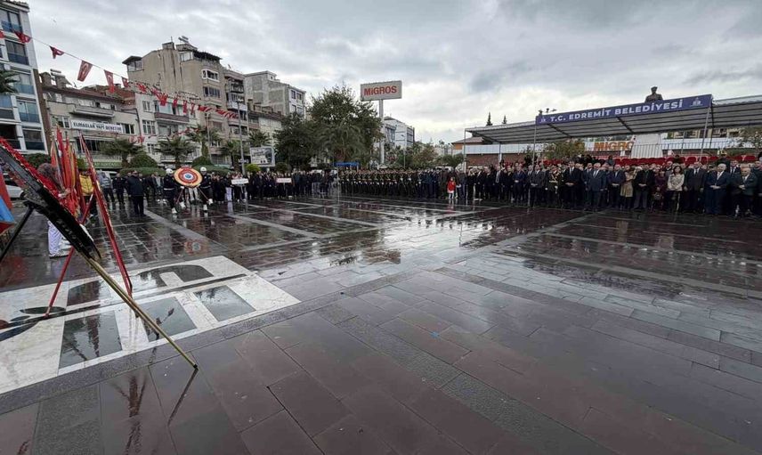 Edremit’te cumhuriyetin 103. yılı yağmura rağmen çelenk töreniyle kutlandı