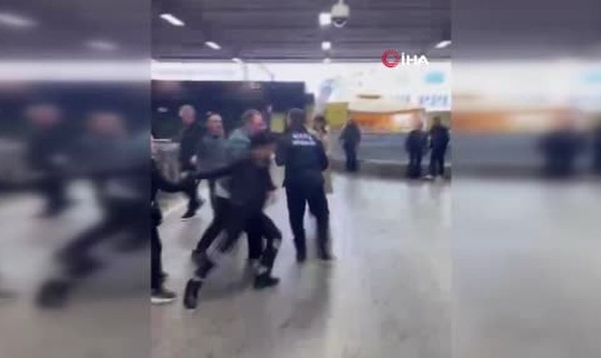 Şişli Mecidiyeköy metrobüs durağında arbede: güvenlik görevlisinin tekmesi kamerada