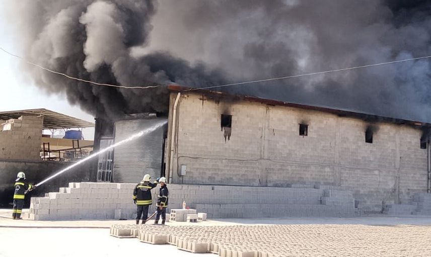 Nizip'te atık yağ tesisinde yangın: itfaiye yoğun dumanla müdahale ediyor