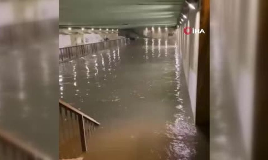 İstanbul'da gece sağanağı Pendik ve Tuzla sokaklarını göle çevirdi