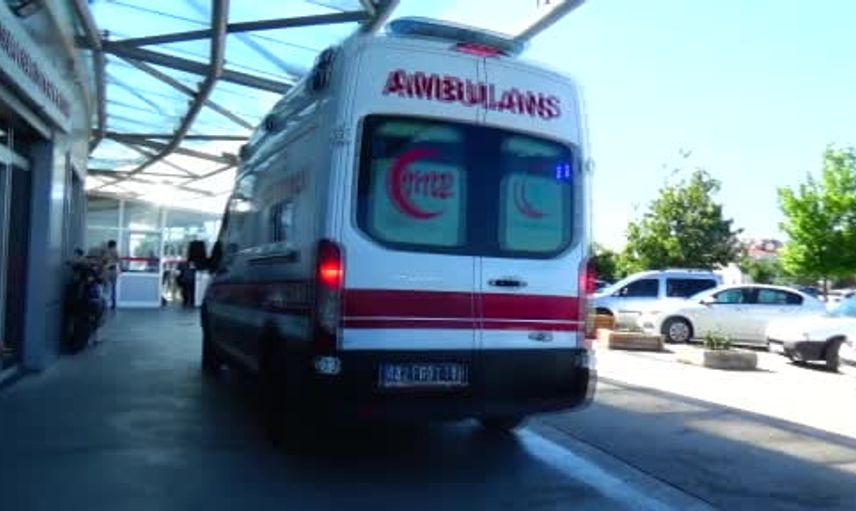 Kavşakta kontrolden çıkan motosiklet park halindeki araca çarparak sürücüsünü ağır yaraladı