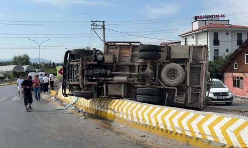 Serdivan'da rampadan inerken kontrolü kaybeden kamyon bariyere çarpıp devrildi