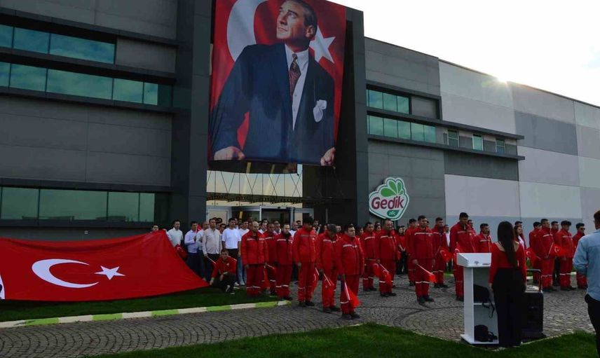 Gedik Piliç fabrikasında 29 ekim coşkusu: çalışanlardan 103 ile birlik mesajı
