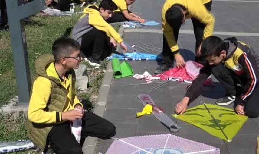 Kars'ta çocuklar gökyüzünü Gazze'ye selam gönderdi