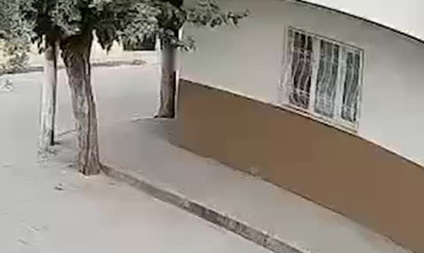turgutlu'da meslek lisesi önünde silahlı saldırı: geliş ve kaçış anları kamerada