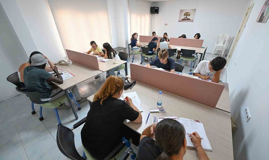 Aydıncık okuma salonu gençlerin sınav hazırlığını güçlendiriyor