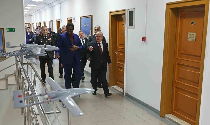 Gambiyalı bakanın Ankara ziyareti askerî törenle karşılandı