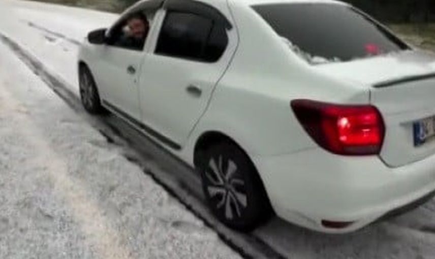 Ağustosun son gününde Sarıkamış beyaza büründü: dolu yolları kapattı