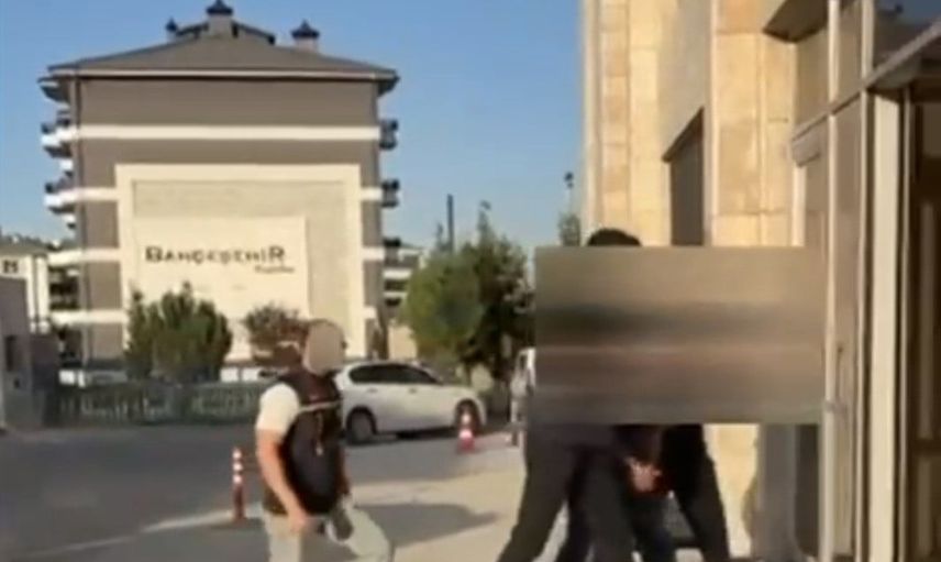 Kardeşinin kimliğini kullanan şahıs ağır ceza ve çok sayıda aranmayla yakalandı