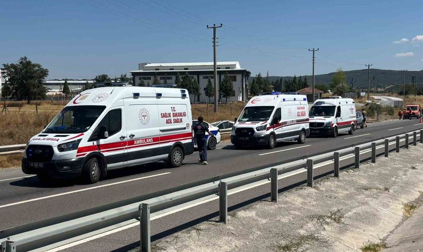 Tavşanlı'da bariyere çarpıp takla atan otomobilde aynı aileden 4 kişi yaralandı