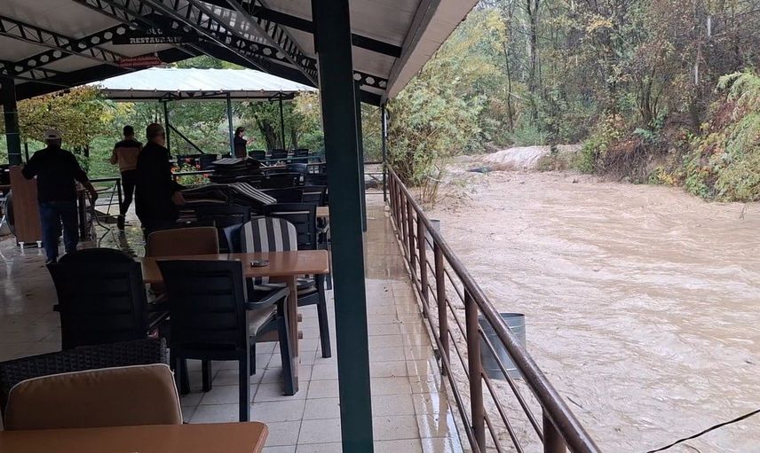 Girlevik şelalesinden çamurlu sel: restoranlar suyla doldu, yol ulaşıma kapandı