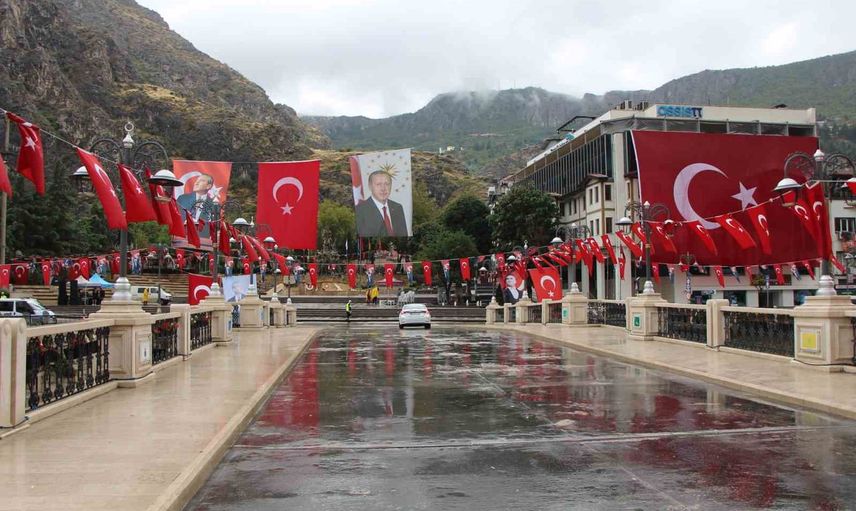 Yağmura rağmen zirvede dalgalanan bayrak: Amasya'da kardeşlerin 30 Ağustos coşkusu