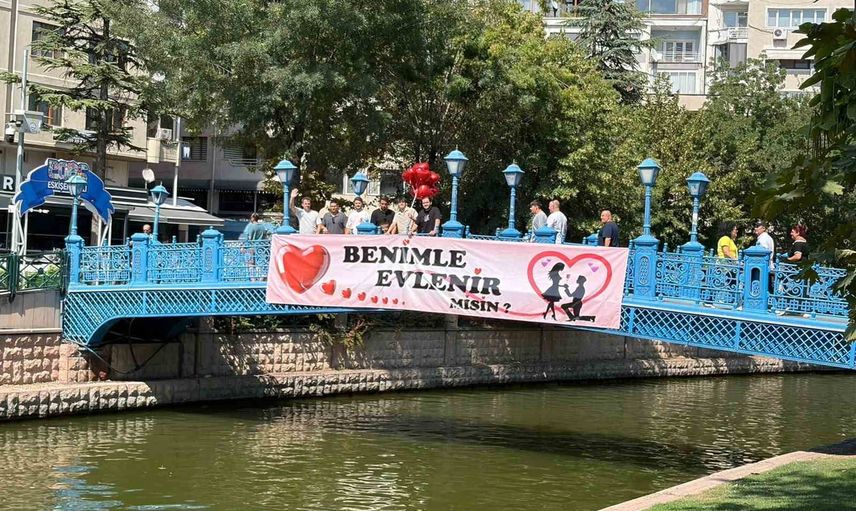 Adalar’da gondolda köprü altında sürpriz teklif ve 'evet' anı